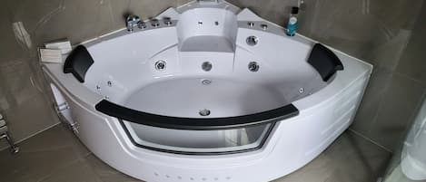 Double Room (King Ensuite Spa Room) | Individually decorated, individually furnished, blackout drapes