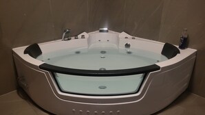 双人房 (King Ensuite Spa Room) | 浴室 | 免费洗浴用品、吹风机、毛巾、肥皂