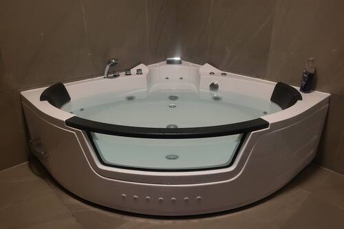 Chambre double (King Ensuite Spa Room) | Salle de bain | Articles de toilette (gratuits), séchoir à cheveux, serviettes fournies