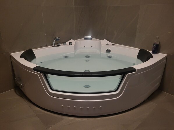 Double Room (King Ensuite Spa Room) | Bathroom | Free toiletries, hair dryer, towels, soap - Little Robin Gate (Bournemouth)