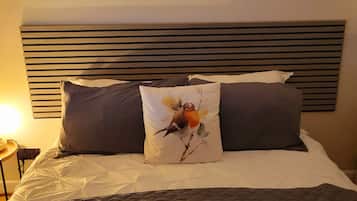 Double Room (King Ensuite Spa Room) | Individually decorated, individually furnished, blackout drapes