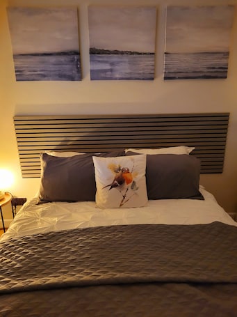 Decoración personalizada, muebles diferentes y cortinas blackout