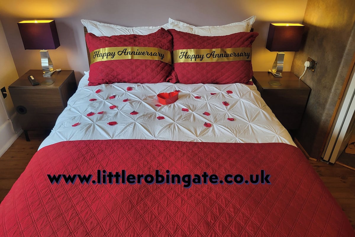 Double Room (Double Room with Ensuite Shower) | Individually decorated, individually furnished, blackout drapes