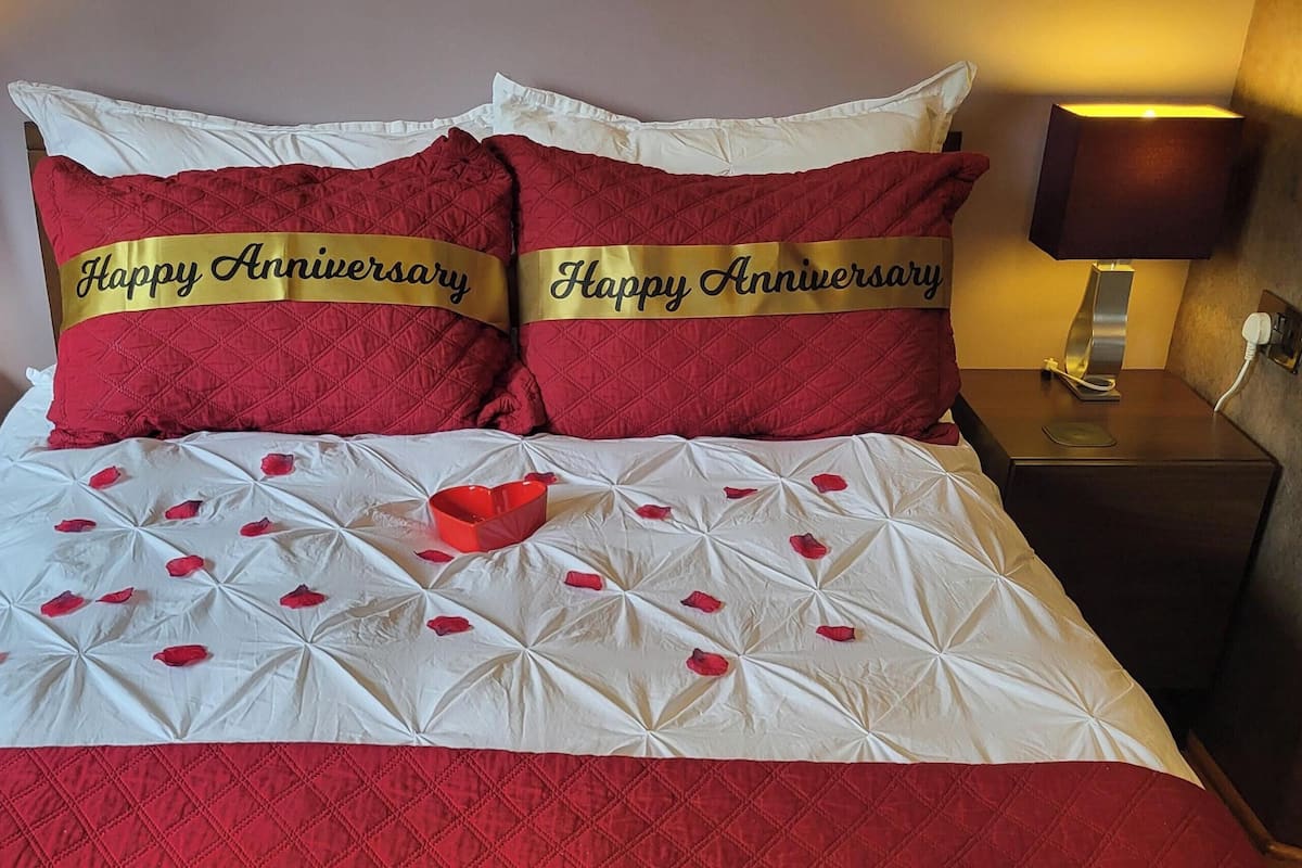 Double Room (Double Room with Ensuite Shower) | Individually decorated, individually furnished, blackout drapes