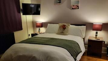 Phòng đôi (Double Room with Ensuite Shower) | Trang trí khác biệt, trang bị nội thất với thiết kế riêng biệt
