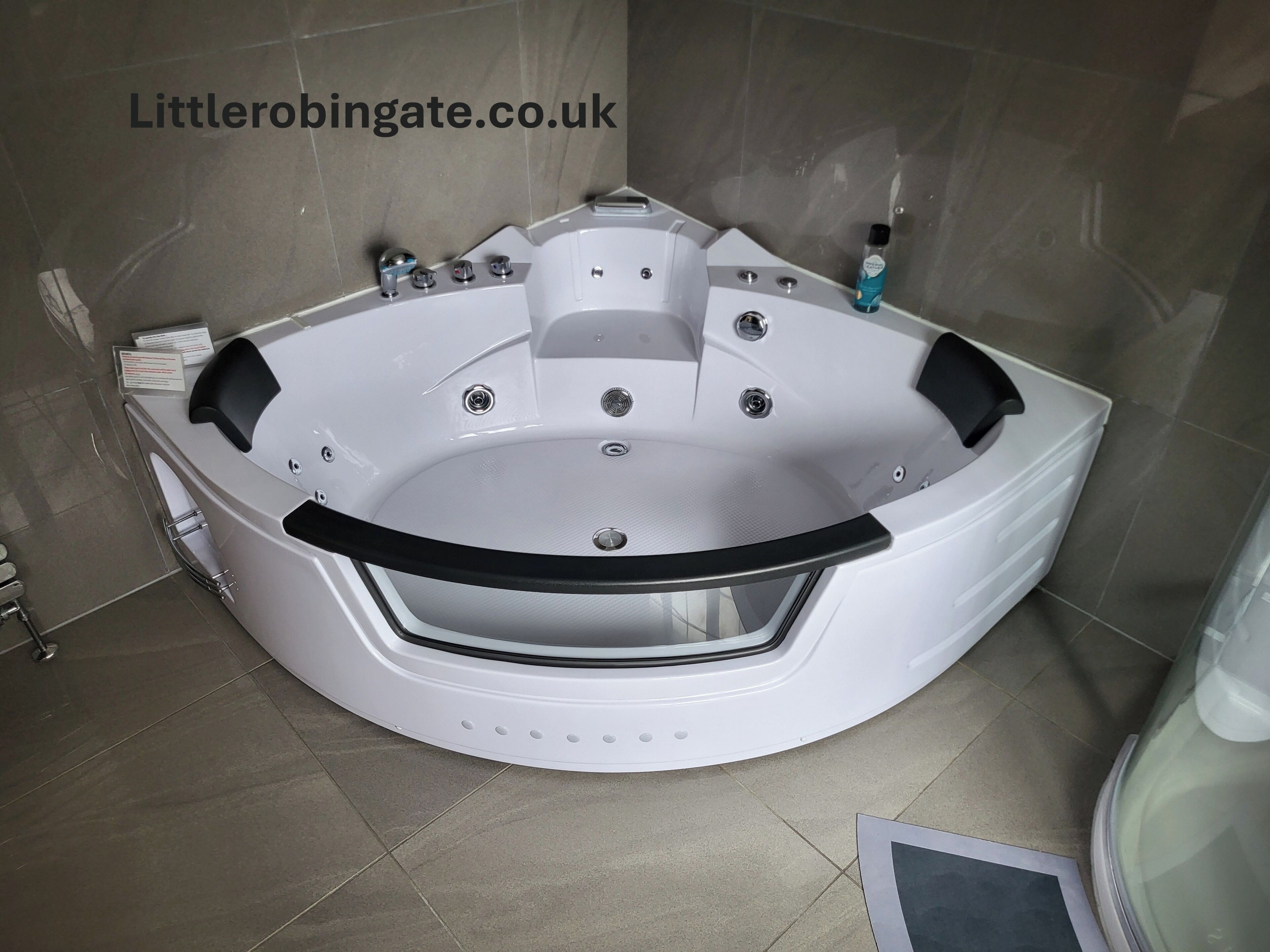 غرفة مزدوجة (King Ensuite Spa Room) | حمام | مستلزمات مجانية للعناية الشخصية، مجففات شعر، مناشف، صابون