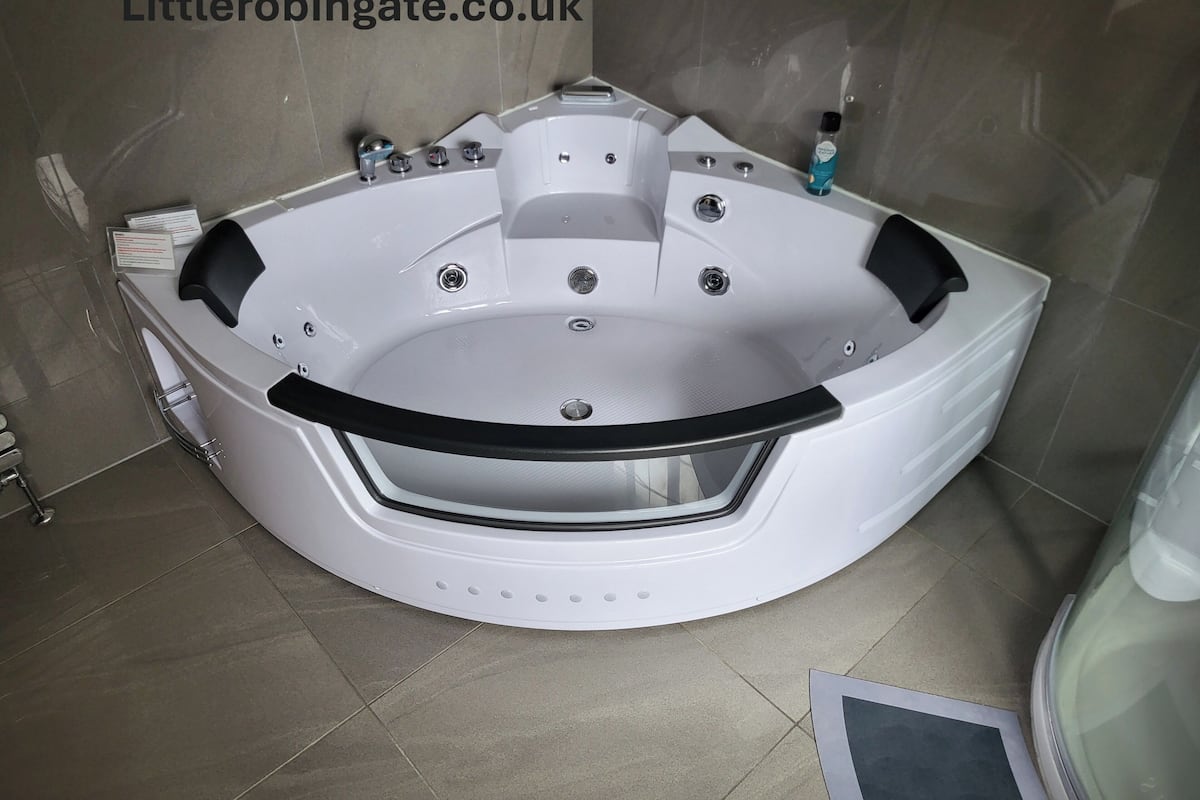 Double Room (King Ensuite Spa Room) | Bathroom | Free toiletries, hair dryer, towels, soap