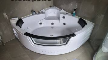 غرفة مزدوجة (King Ensuite Spa Room) | حمام | مستلزمات مجانية للعناية الشخصية، مجففات شعر، مناشف، صابون