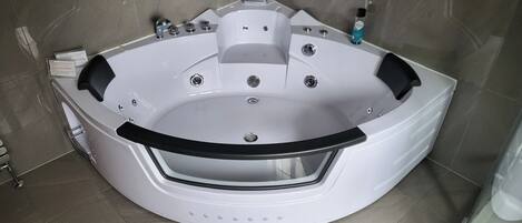 Doppelzimmer (King Ensuite Spa Room) | Badezimmer | Kostenlose Toilettenartikel, Haartrockner, Handtücher, Seife