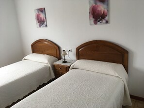 3 slaapkamers, een strijkplank/strijkijzer, reisbedje, gratis wifi