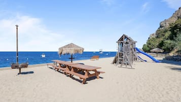 在海灘附近、躺椅、沙灘巾