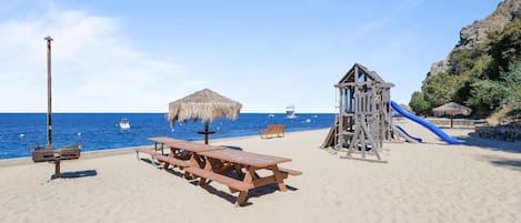 Vlak bij het strand, ligstoelen aan het strand, strandlakens