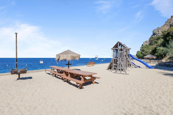 Perto da praia, espreguiçadeiras, toalhas de praia