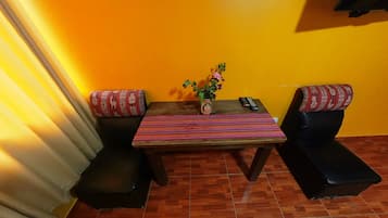 Habitación triple básica | Wifi gratis y ropa de cama