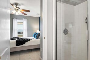 Banheira, secador de cabelo, toalhas de banho 