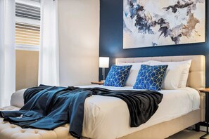 5 bedrooms, iron/ironing board, WiFi, bed sheets