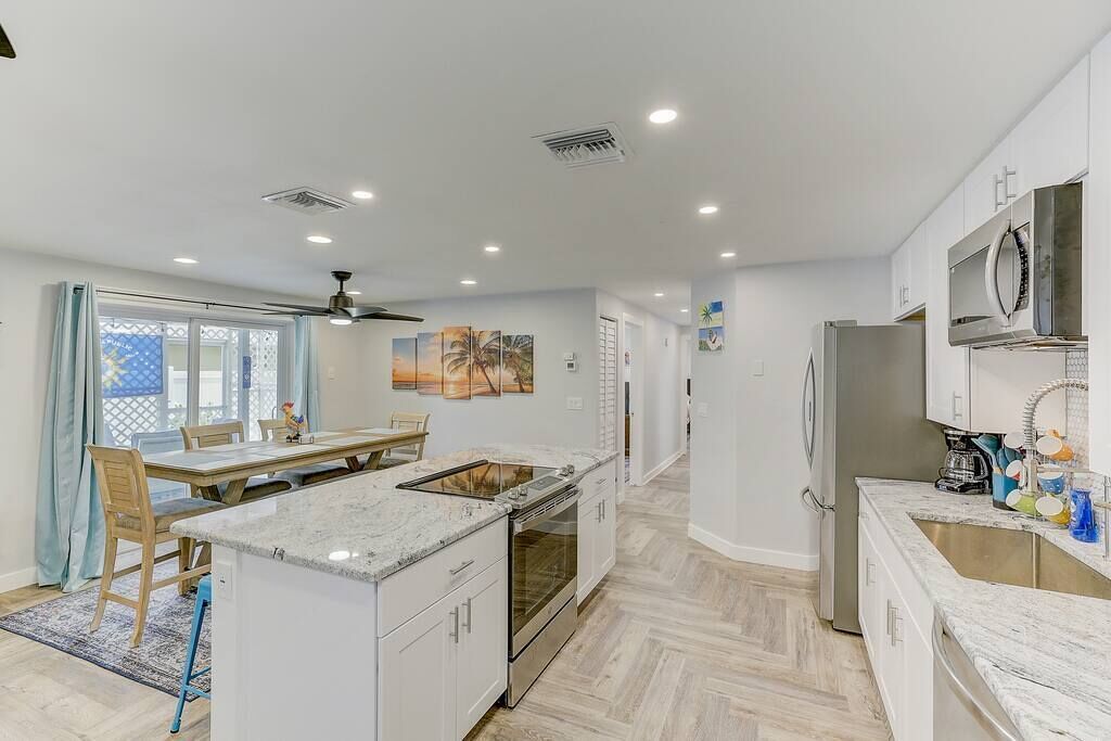 Kylskåp, mikrovågsugn, ugn och spishäll