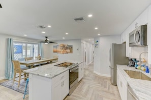 Réfrigérateur, micro-ondes, four, plaque de cuisson