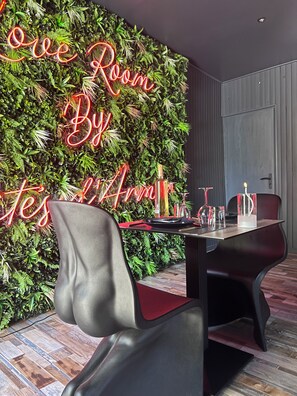 Honeymoon Double Room | Individually decorated, individually furnished, laptop workspace - LoveRoom by Gîtes d'Armor (Plelo)