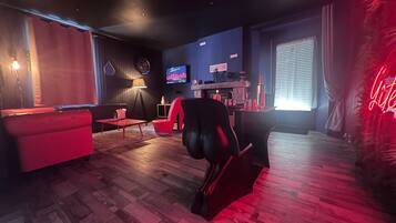 Habitación doble de luna de miel | Área de sala de estar | Smart TV de 140 cm con canales digitales y televisión