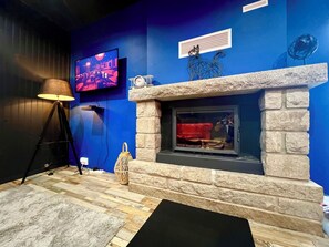 Honeymoon Double Room | Living area | 140-cm Smart TV with digital channels, TV - LoveRoom by Gîtes d'Armor (Plelo)