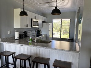 Frigorifero, microonde, forno, piano cottura