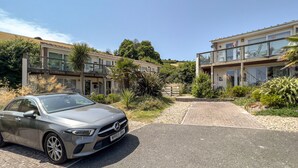 Un bâtiment moderne avec une voiture garée devant.