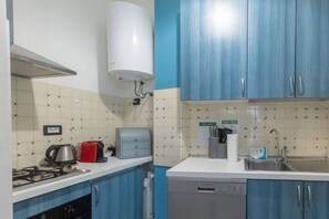 Cafeteira/chaleira, geladeira, micro-ondas, fogão