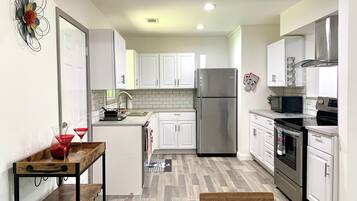 Jääkaappi, mikroaaltouuni, uuni, liesi