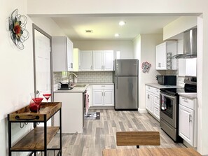 Jääkaappi, mikroaaltouuni, uuni, liesi