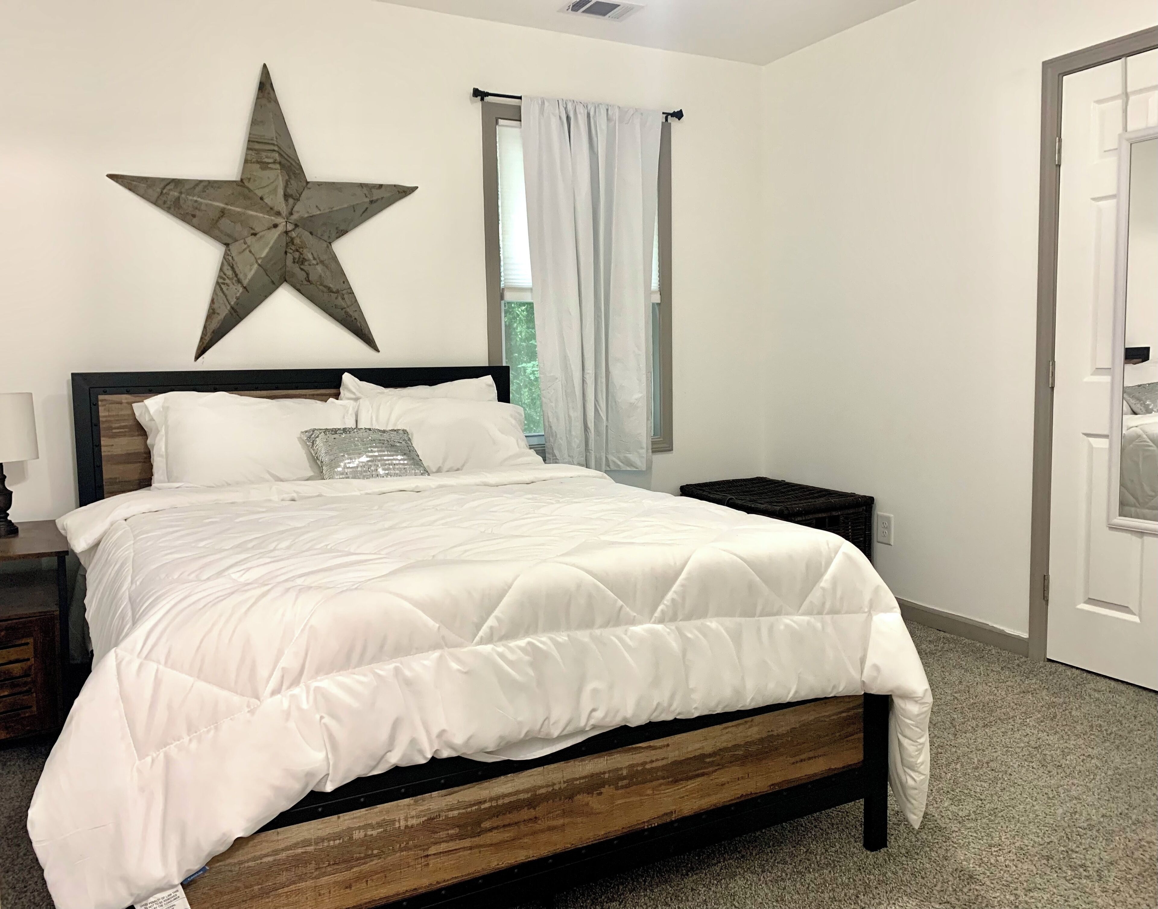 3 makuuhuonetta, silitysrauta/-lauta, ilmainen Wi-Fi, vuodevaatteet