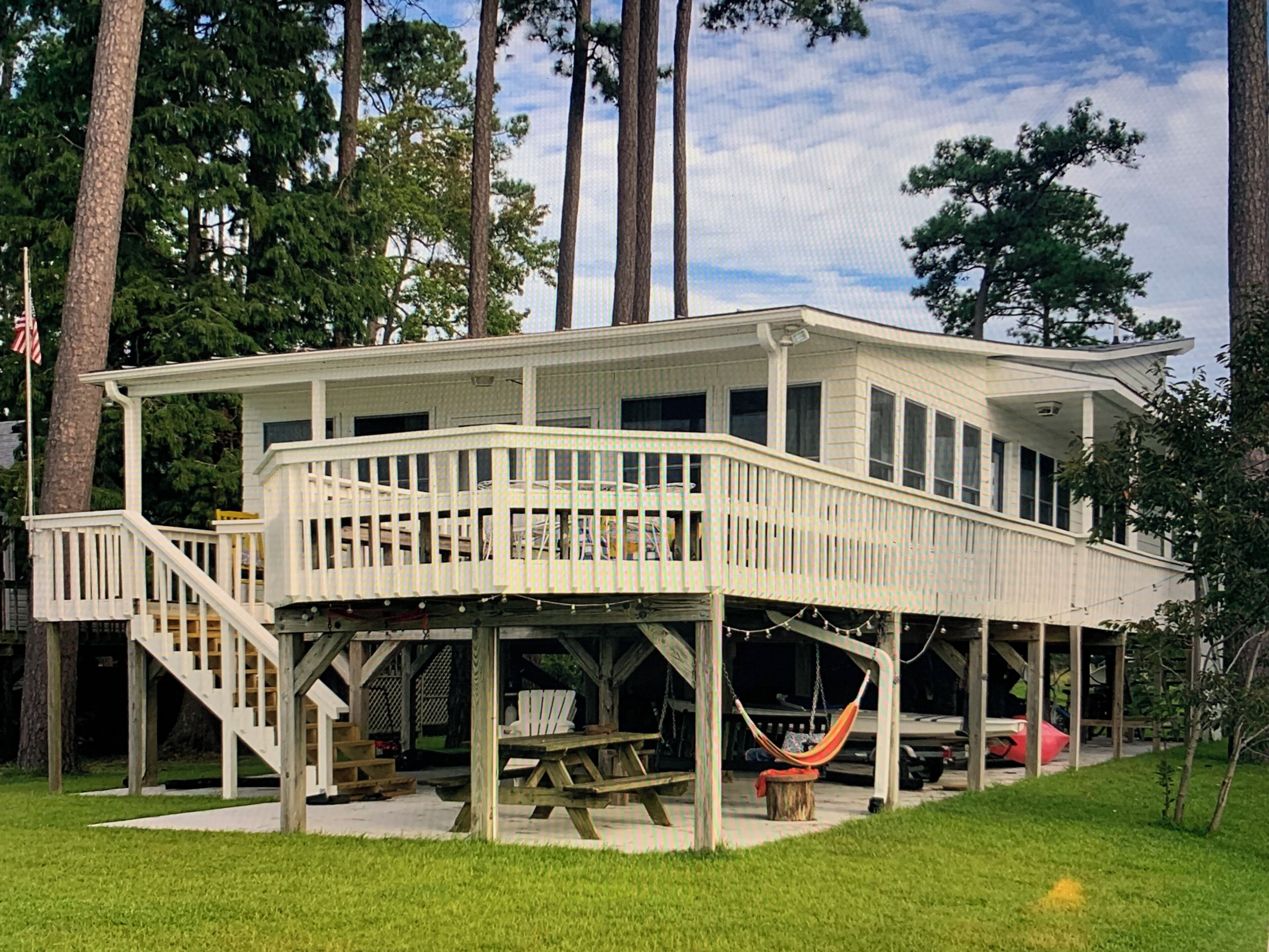 Artistic Pamlico Cottage just downriver from Washington NC
