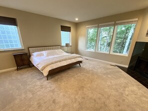 5 chambres, bureau, fer et planche à repasser, lit de bébé portatif