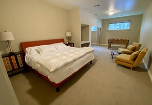 5 bedrooms, desk, iron/ironing board, travel cot