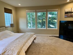 5 bedrooms, desk, iron/ironing board, travel cot