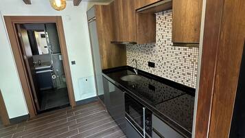 Phòng Suite | Phòng tắm | Buồng tắm vòi sen, vòi sen phun mưa, máy sấy tóc, dép đi trong nhà