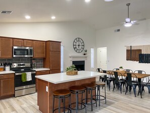 Fridge, microwave, oven, stovetop - ❃Perfect for your SnowBird Getaway! Heated Pool, close to stadiums! 4BD/2BA!❃ (Glendale)