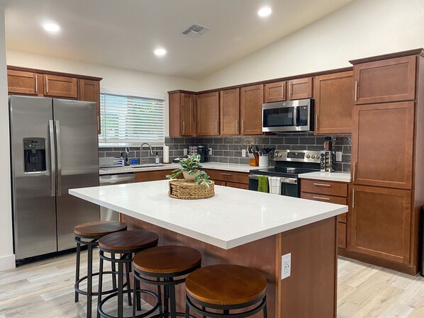 Fridge, microwave, oven, stovetop - ❃Perfect for your SnowBird Getaway! Heated Pool, close to stadiums! 4BD/2BA!❃ (Glendale)