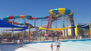 Ein Wasserpark mit mehreren Wasserrutschen und einem Poolbereich.