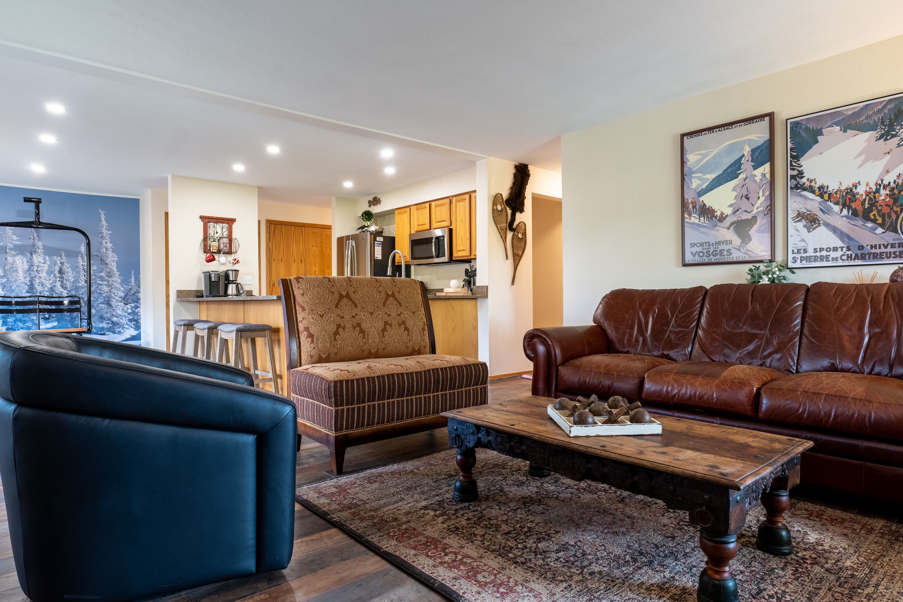 Excellently located townhome, pool, hot tub, wrap around porch, right next to lake.1F