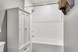 Baignoire, serviettes fournies, savon, papier toilette