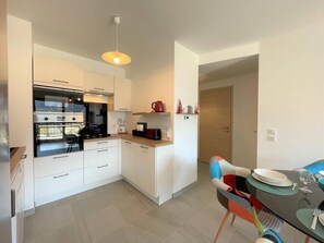 Fridge, microwave, oven, coffee/tea maker
