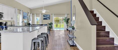 Jääkaappi, mikroaaltouuni, uuni, liesi