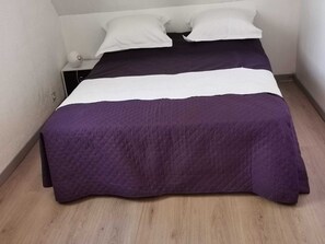 3 slaapkamers, een bureau, een strijkplank/strijkijzer, reisbedje