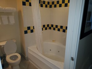 Een bad/douchecombinatie, een bubbelbad