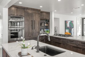 冷蔵庫、電子レンジ、オーブン、コンロ