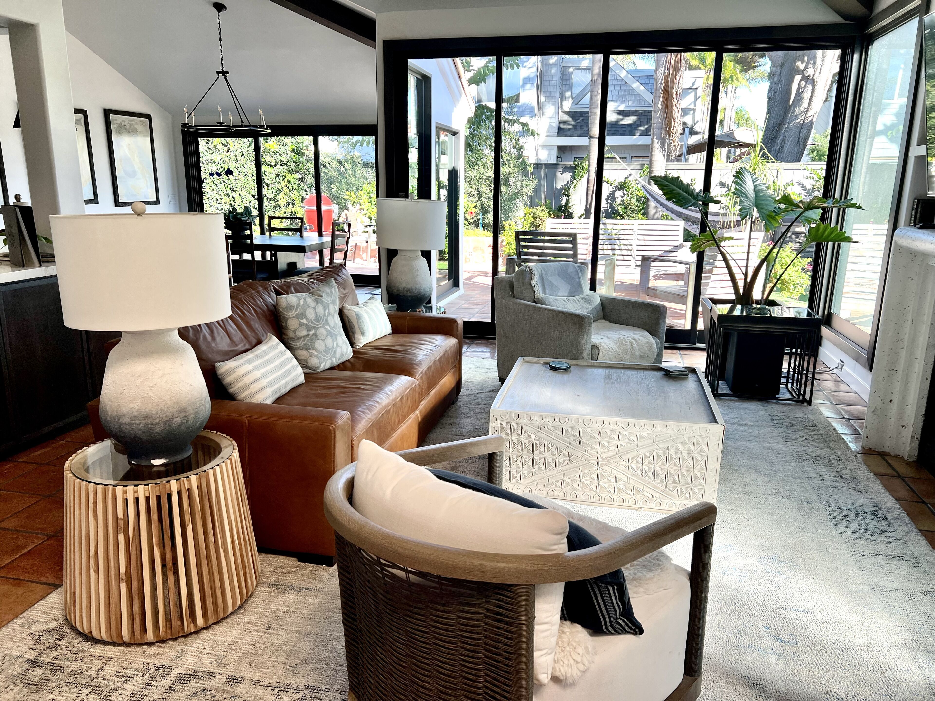 Fernseher, Tischtennisplatte, Drucker