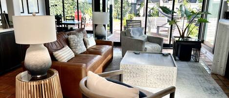 Televisión, tenis de mesa y impresora