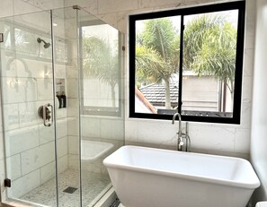 Badewanne, Haartrockner, Handtücher, Seife