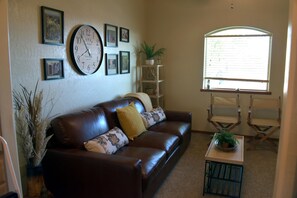 Smart TV, DVD player, books, video library - Private Charming Casita, complete with all the modern conveniences. (Rio Rancho)